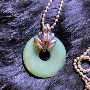 Vintage Sterling silver & Jade Frog necklace pendantwith Sterling ball chain